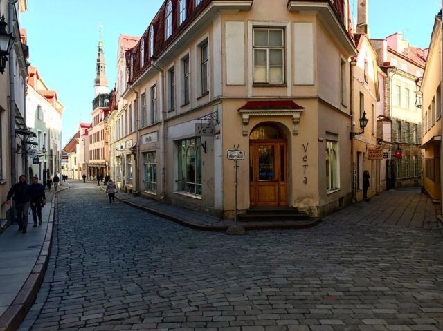 "Two-way street" #photooftheday #random #estonia #oldtown #blacklynxstuudio #tallinn #caption
